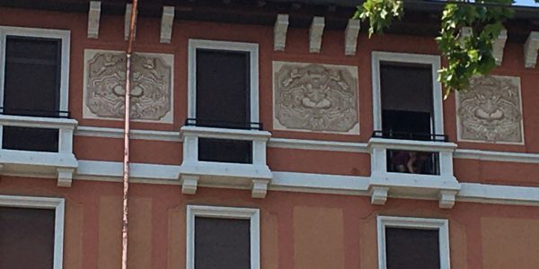 Foto graffiti facciata Cond. V.le Umbria 35, Milano
